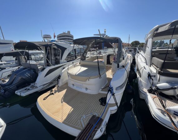 Die neue Motoryacht Bavaria S29 kreuzt durch die Adria, ideal für Yachtcharter ab Biograd