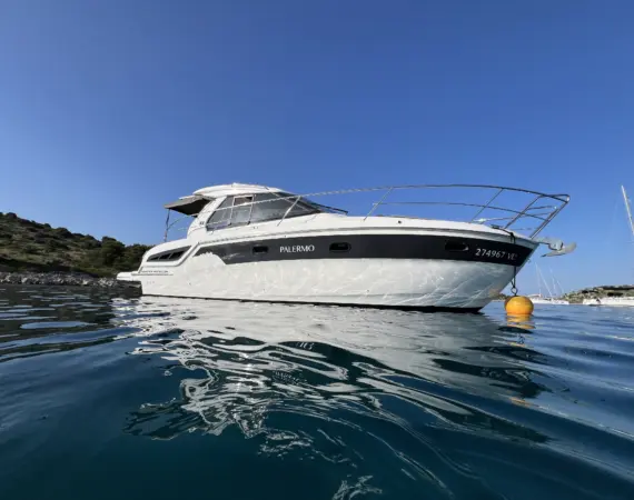Bavaria S33 charter Hrvatska motorni brod na moru
