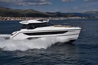 Bavaria SR38 Motoryacht Charter Kroatien Adria