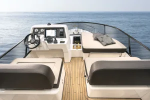 Bavaria Virtess 420 Fly sunbathing area flybridge
