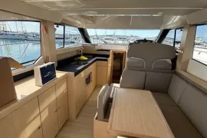 Bavaria Virtess 420 salon with panoramic windows